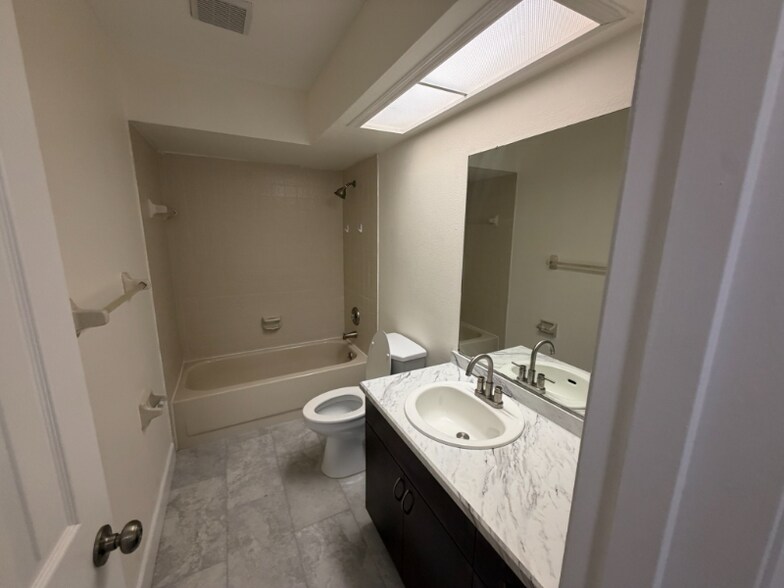 Building Photo - 1042 Willowood Ln