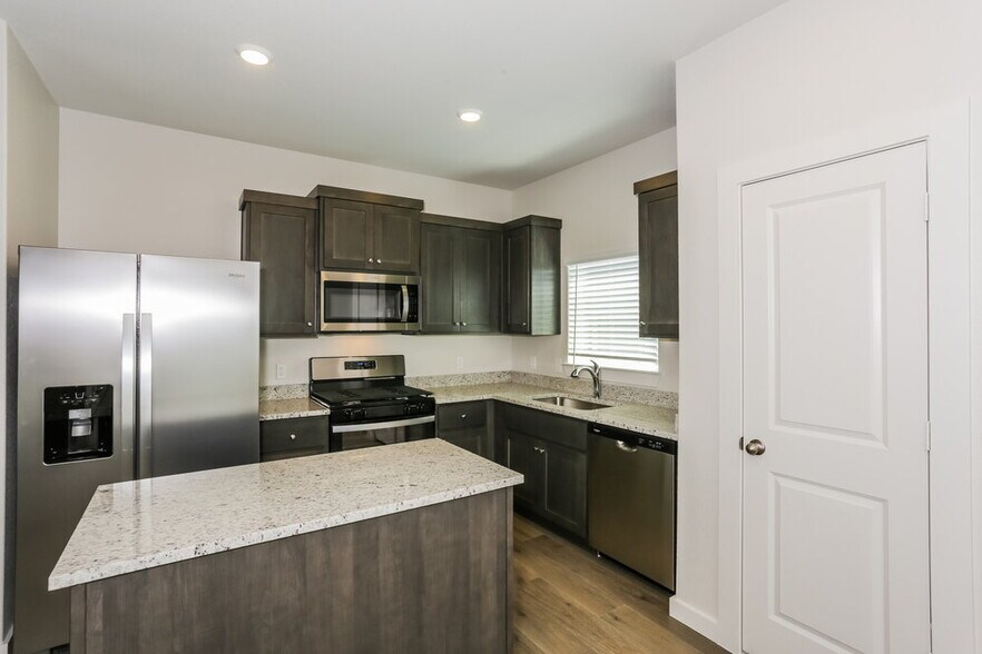 Building Photo - 1540 Woodwinds Dr