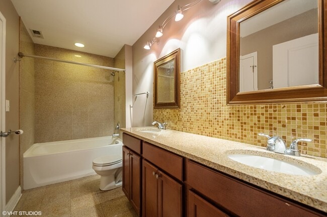 Building Photo - 4131 W Belmont Ave