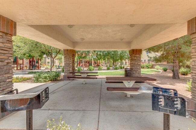 Building Photo - Lovely home in cul-de-sac lot with fenced pool!