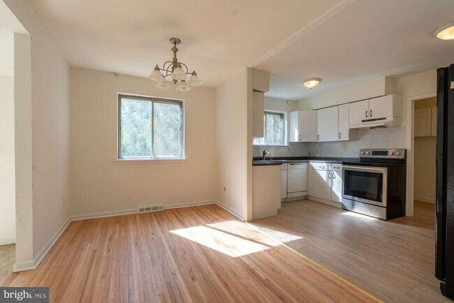 Building Photo - 1558 Specht Pl