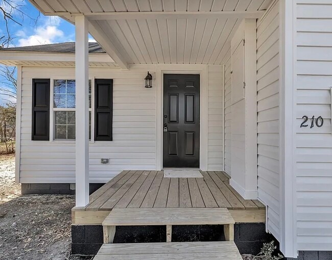 Building Photo - 210 Circle Dr