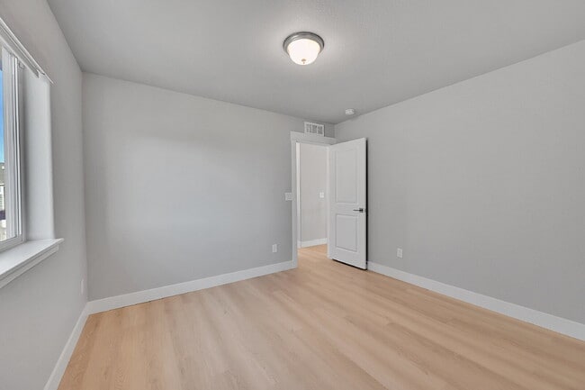 Building Photo - $2,650.00, 5-bed, 3-bed ranch-style home located in Colorado Springs with a large back yard.