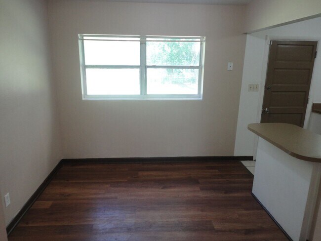 Building Photo - Nice 4 bedroom/2 Bathroom home