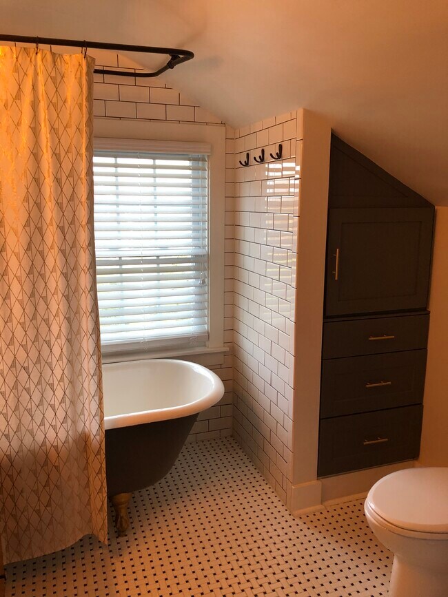 Building Photo - 166 Bush Ln