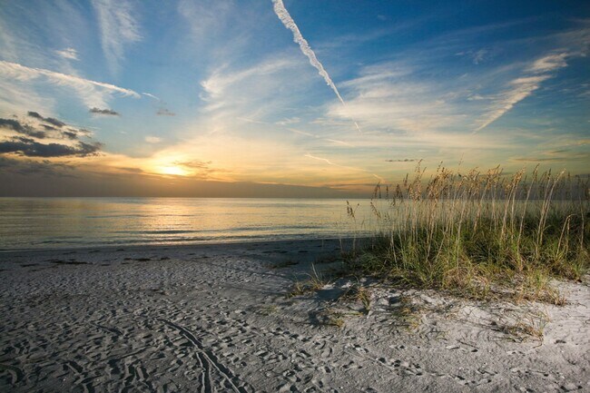 Building Photo - Beautiful furnished 2/2 condo with stunning water view available May 2026 for a short-term stay