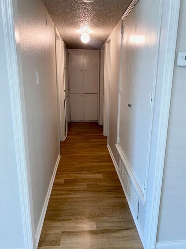 Building Photo - Charming Home located in a great neighborhood!