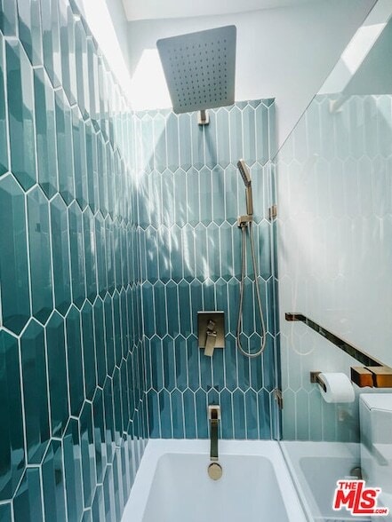 Building Photo - 3836 1/2 Seneca Avenue Unit