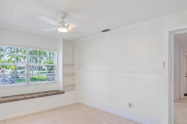 Building Photo - 729 NE 2nd Ct