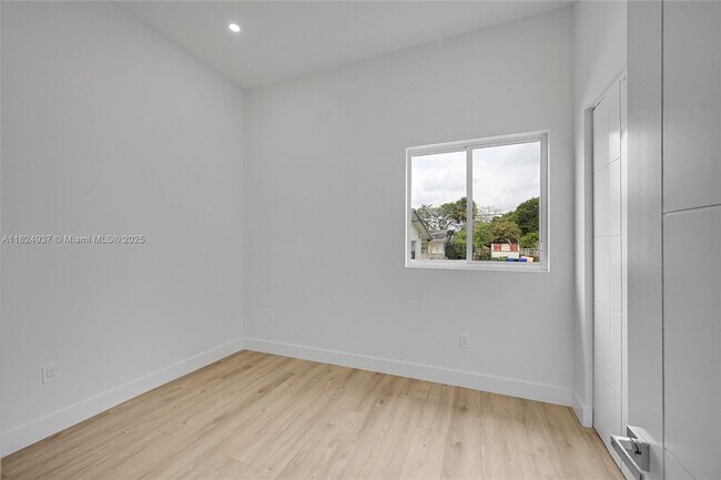 Building Photo - 2931 SW 12th Ave