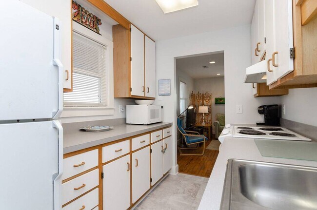 Building Photo - 8 Sunset Ave