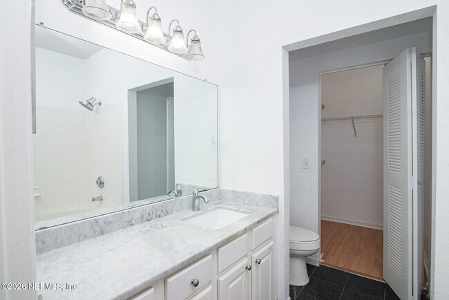 Building Photo - 13703 Richmond Park Dr N