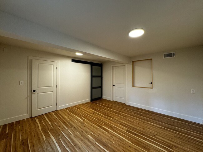 Building Photo - 1604 Square foot modern multi level home minutes from Occidental, storage, primary suite, large y...