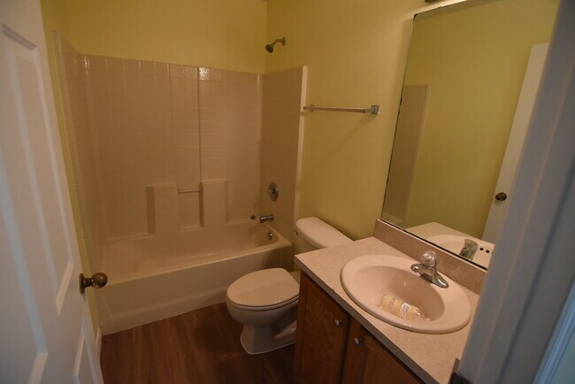 Building Photo - DELTONA: 3 bed/2 bath, Single Family Home AVAILABLE NOW!