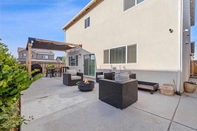 Building Photo - Clovis Eastside Home, 4BR/3.5BA, Built 201...