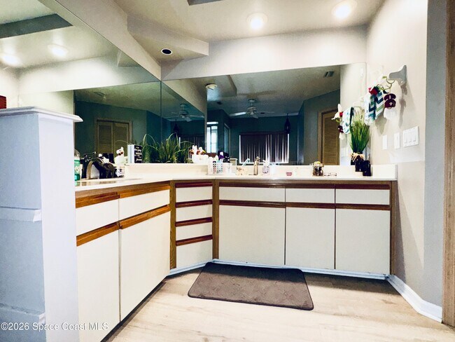 Building Photo - 2065 Thistle Dr