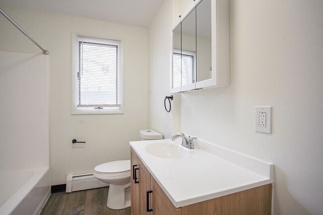 Building Photo - 878 St James Ave