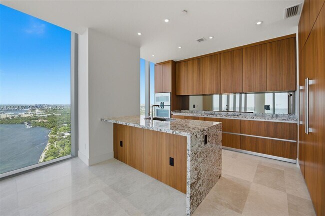 Building Photo - 175 SE 25th Rd