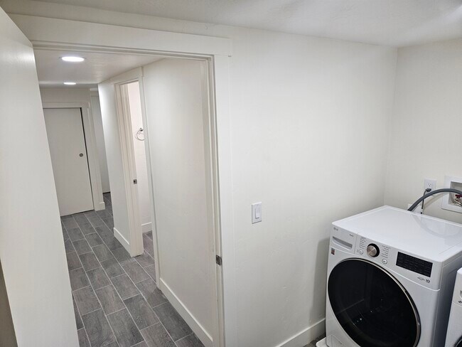 Building Photo - Roy Duplex