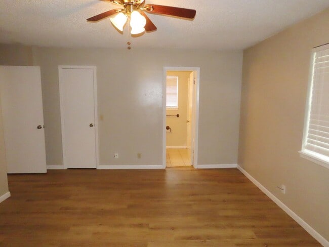 Building Photo - South Tyler! Spacious 3 Bedroom Duplex w/G...