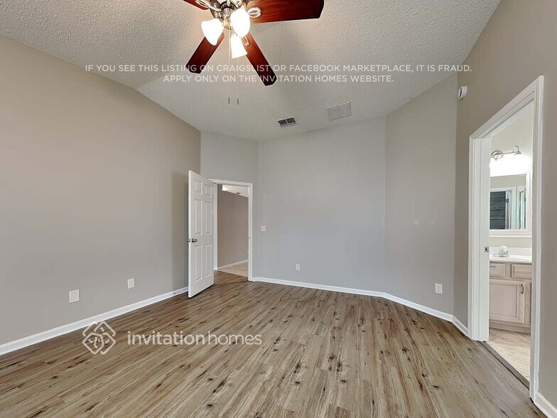 Building Photo - 1800 Northglen Cir