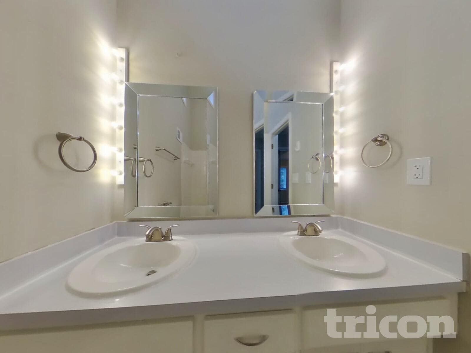 Building Photo - 1133 NE Banner Dr