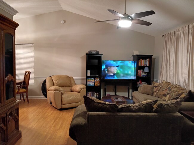 Vaulted Ceilings w/ Ceiling Fan Light - 2901 Westgate Dr