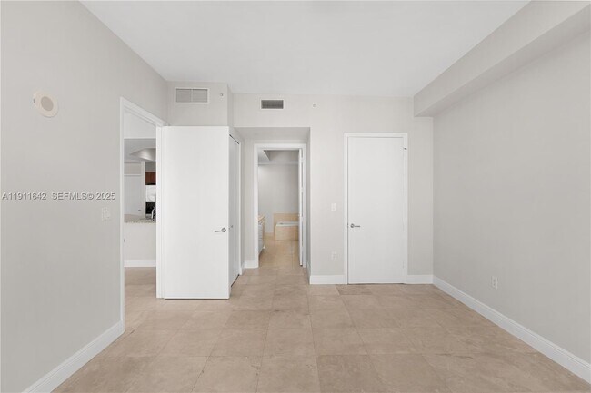 Building Photo - 19900 E Country Club Dr