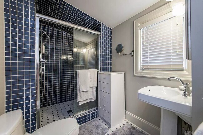 Building Photo - 1717 N University Ave