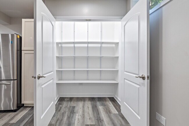 Building Photo - 5614 S Moody Ave