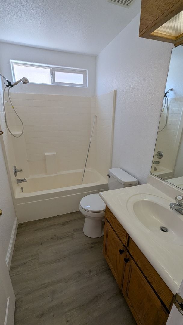 Building Photo - Large & Beautiful 4 Bedroom 2 Bath Custom ...