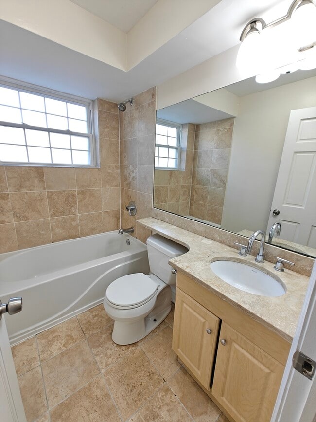 Building Photo - 7555 N Oakley Ave