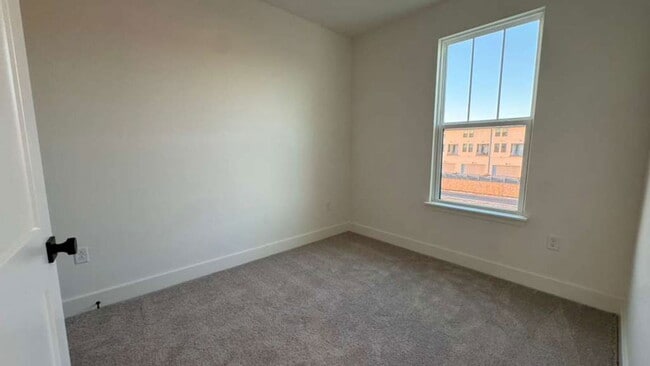 Building Photo - 15244 Groveside