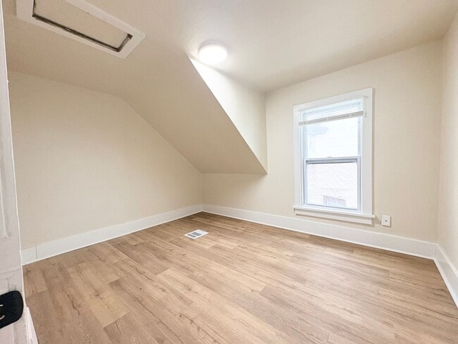 Building Photo - 520 12th Ave