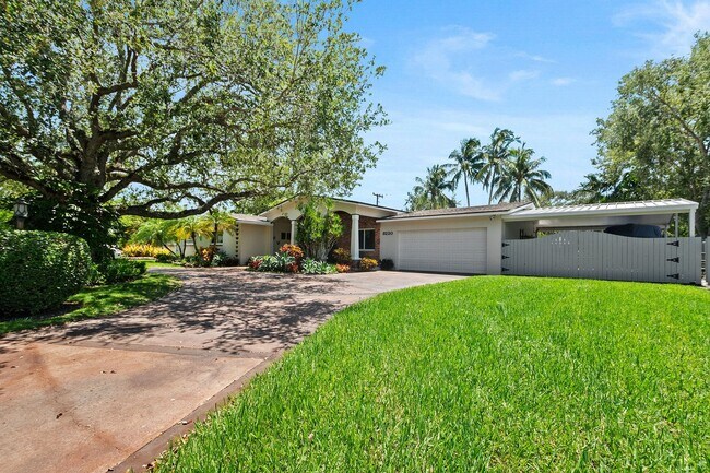 Building Photo - Stunning 4BR/3BA Pool Home with Outdoor Oa...