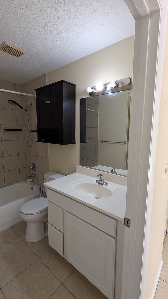 Building Photo - 2601 NE 23rd Ave