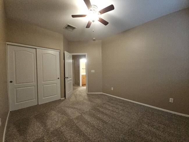 Building Photo - 906 E Pasture Canyon Dr