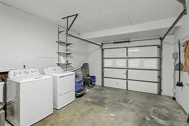 Building Photo - 1500 Fairfield Dr
