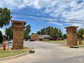 Building Photo - 3 bed 2 bath town home in Putnam City Scho...