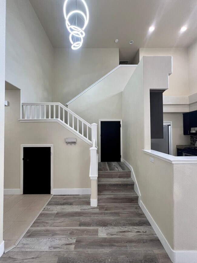 Building Photo - Come check out this lovely 3 bedroom 3 bath home Conveniently located near the Marlow Shopping ce...