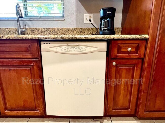 Building Photo - 5005 Lindsay Ct