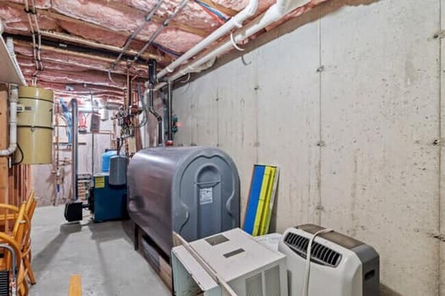 Building Photo - Spacious & Comfortable 4 Bedroom House - C...