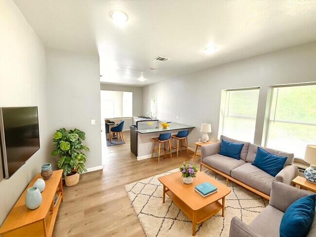 Building Photo - 2422 W Commerce St