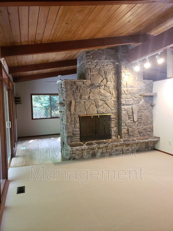 Building Photo - 5916 NW Bernie Dr