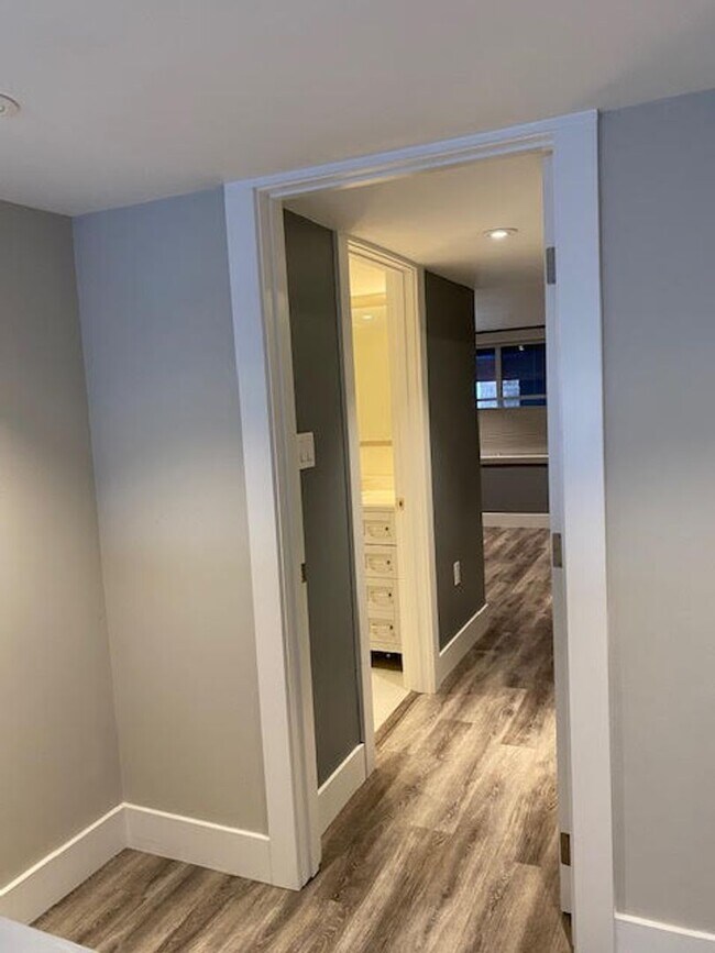 Building Photo - HUGE, remodeled 2 Level 2br/2Ba Loft, Park...