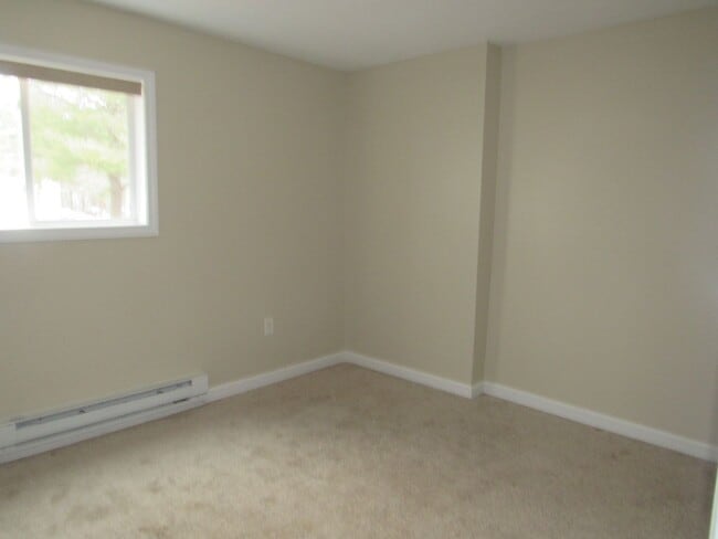 Building Photo - Londonderry Garden Condo- Available NOW!