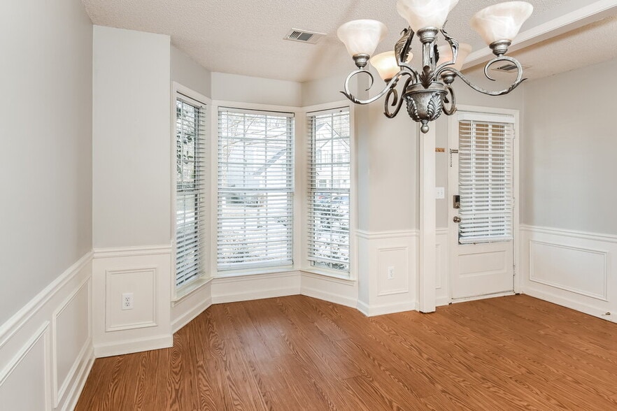 Building Photo - 135 Wallnut Hall Cir