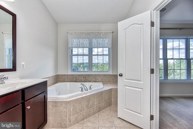 Building Photo - 208 Croft Square