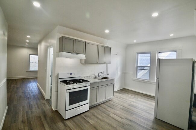 Building Photo - 161 Deacon St