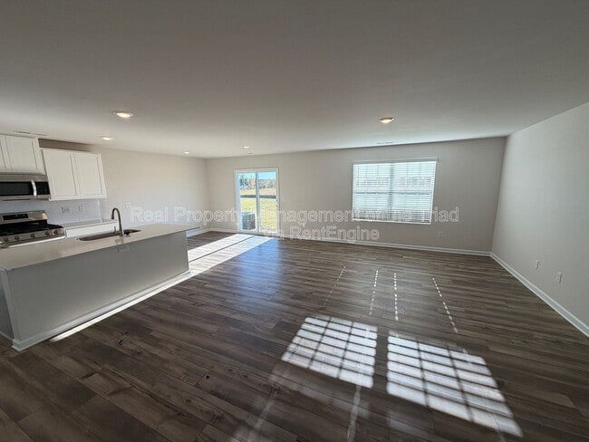 Building Photo - 329 Kingscote Wy